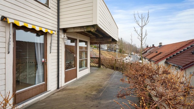Ved nederste etasje har du også en hyggelig uteplass