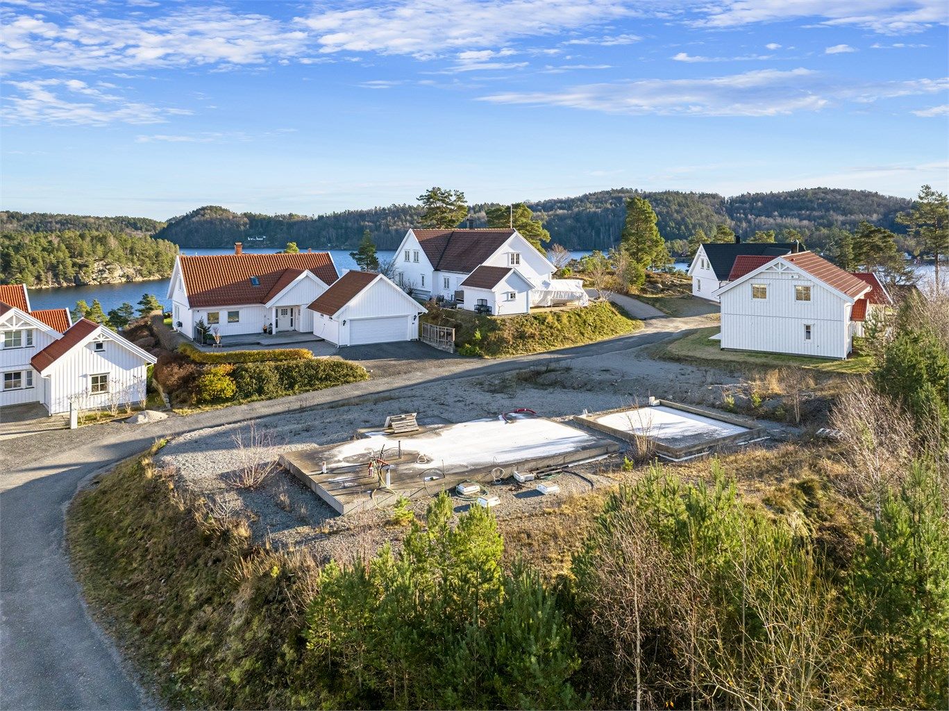 Tidligere godkjente byggetegninger (3 års-regel) ligger vedlagt salgsoppgaven. Det er litt utsikt til sjøen fra tomten.