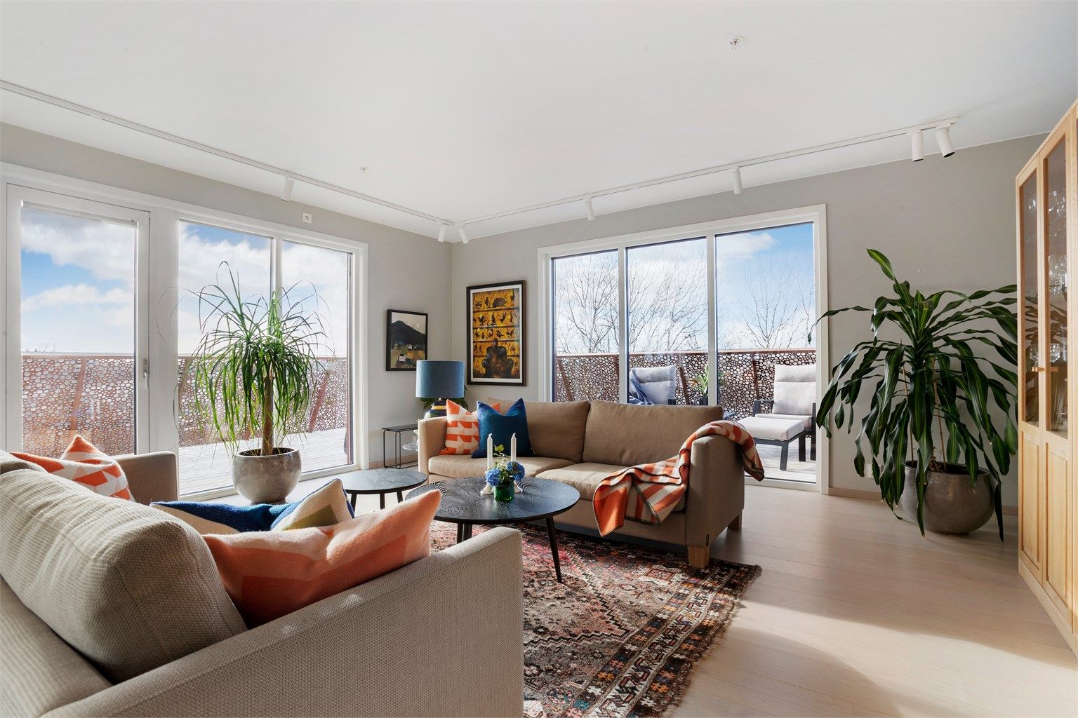 Store vindusflater og direkte utgang til terrassen fra flere rom, gir en lys atmosfære.