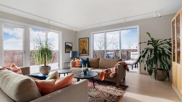 Store vindusflater og direkte utgang til terrassen fra flere rom, gir en lys atmosfære.