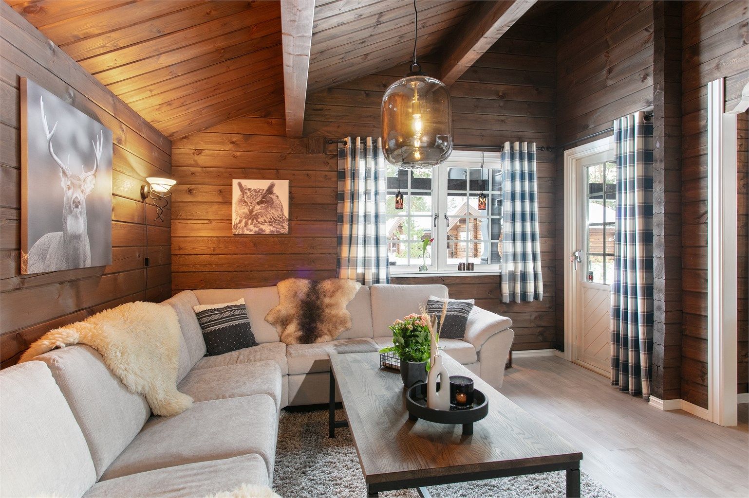 Det er utgang fra stue til stor dels overbygd terrasse 