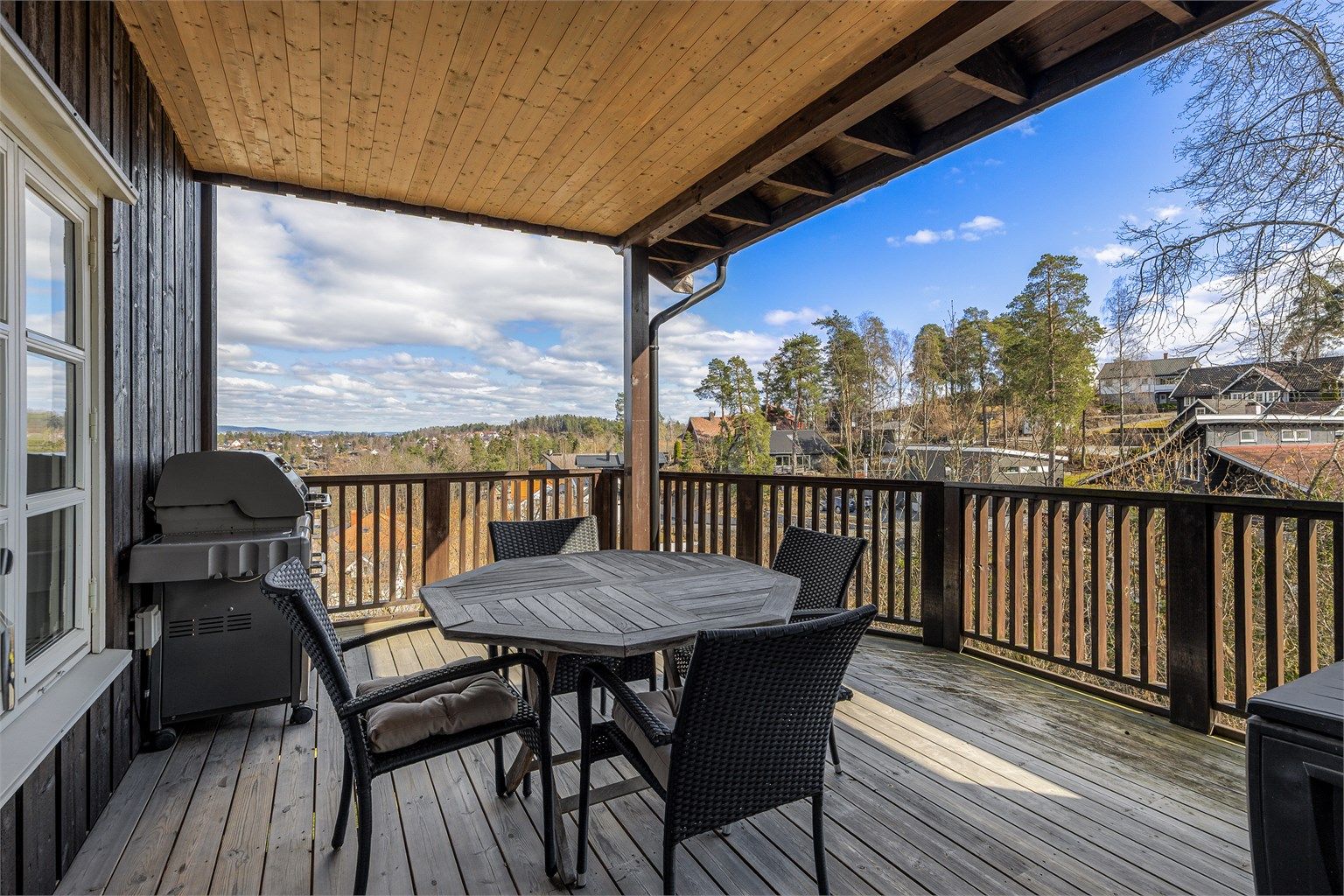 Overbygget balkong med utgang fra kjøkkenet. Her kan man spise frokost, lunsj og middag uansett vær.
