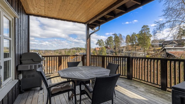Overbygget balkong med utgang fra kjøkkenet. Her kan man spise frokost, lunsj og middag uansett vær.