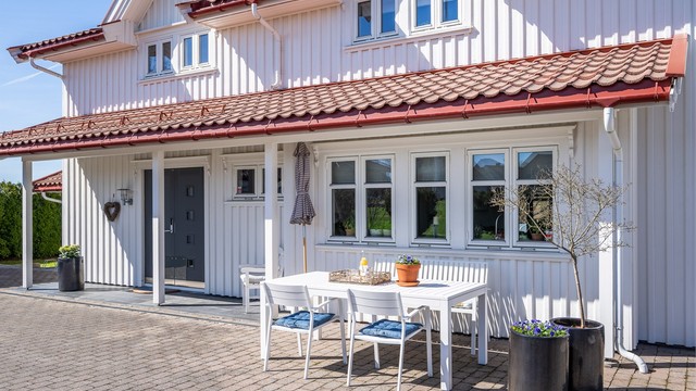 En hyggelig uteplass ved inngangspartiet, med belegningsstein på gårdsplassen.