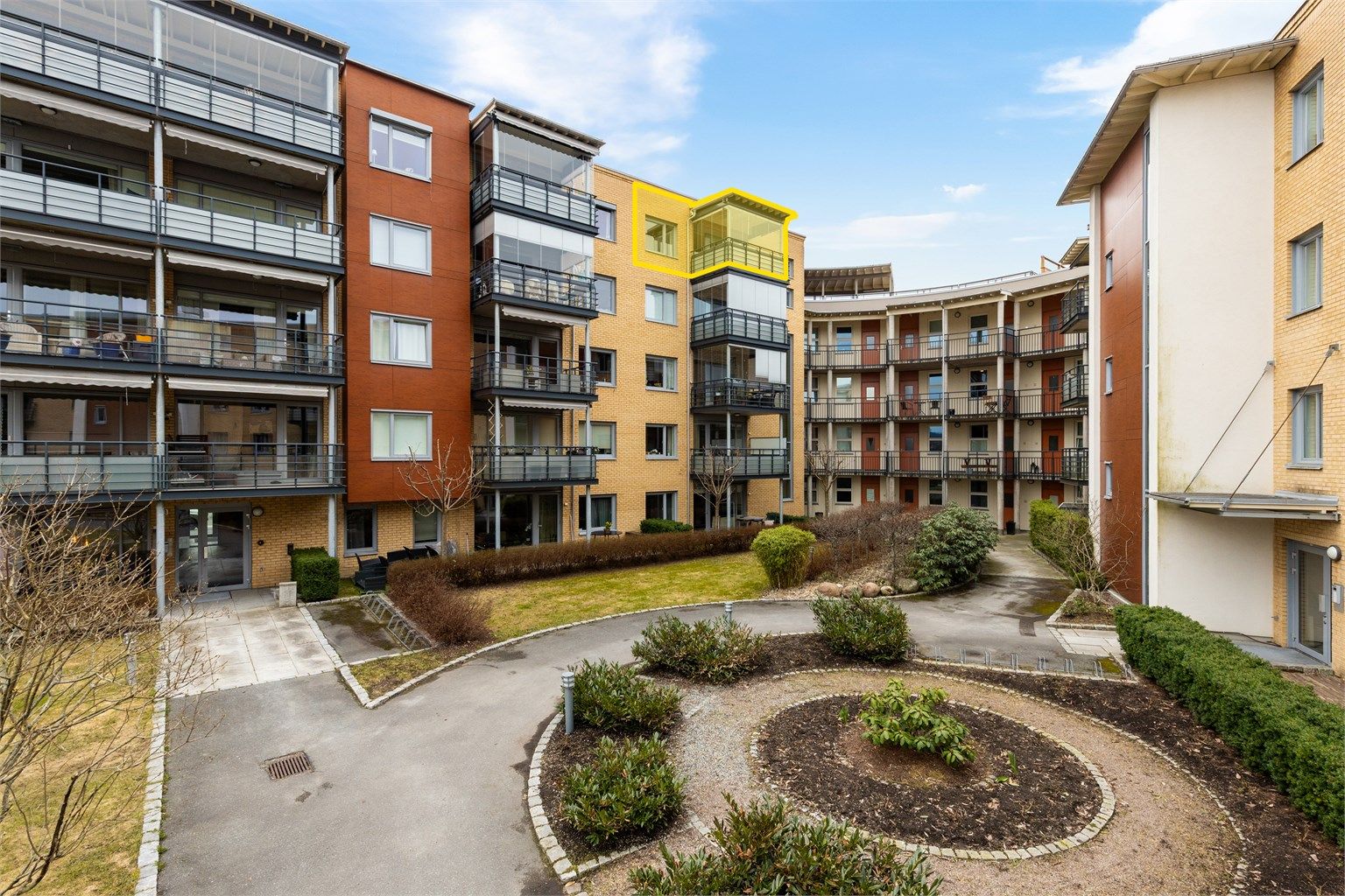 Her får du en lys og pen gjennomgående 4-roms leilighet med umiddelbar nærhet til Asker sentrum. Leiligheten ligger i 5. etasje og har heisadkomst. I kjelleretasjen det garasjeplass og en bod på ca 8 kvm. Foto: Trond Reder.