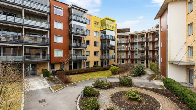 Her får du en lys og pen gjennomgående 4-roms leilighet med umiddelbar nærhet til Asker sentrum. Leiligheten ligger i 5. etasje og har heisadkomst. I kjelleretasjen det garasjeplass og en bod på ca 8 kvm. Foto: Trond Reder.