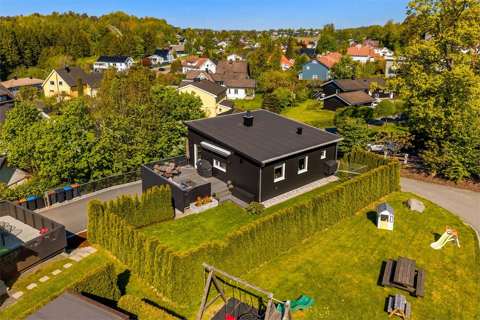Et svært barnevennlig nabolag med felles lekeplass rett ved boligen.