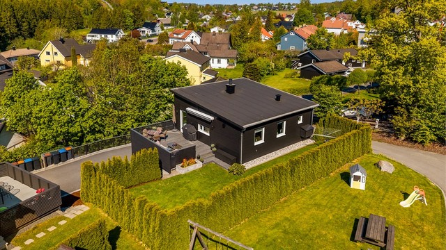 Et svært barnevennlig nabolag med felles lekeplass rett ved boligen.