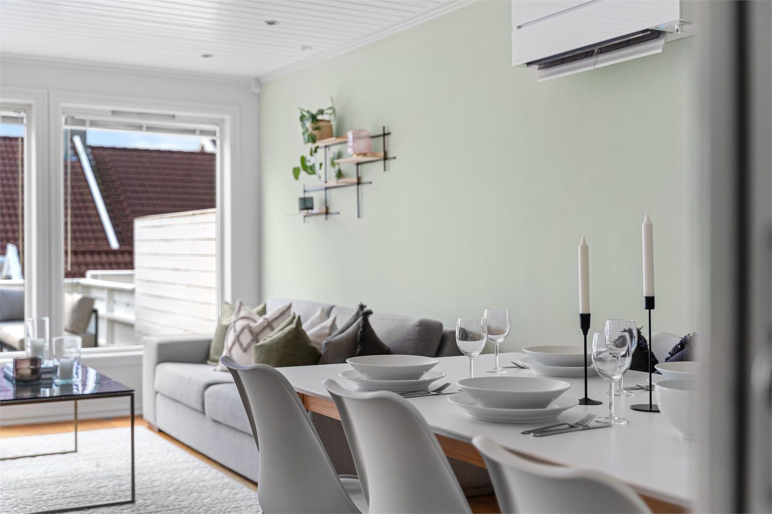 Stue er enkel å møblere med både salong og spisebord. 