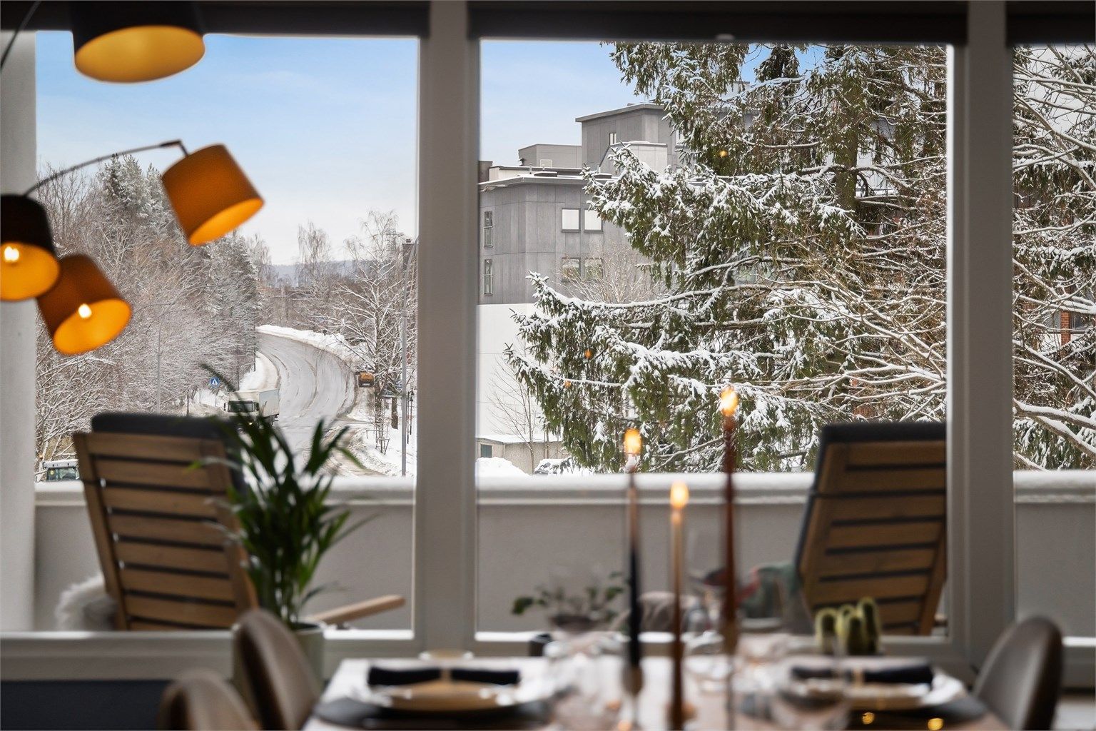 Her får du store vindusflater som slipper inn godt med naturlig lys.