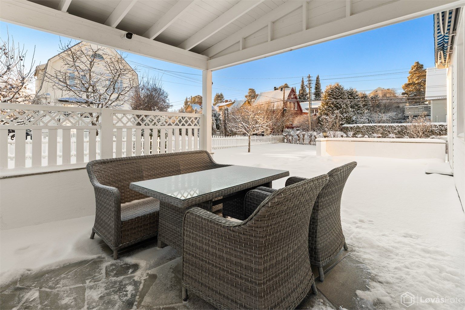 Solrik skiferbelagt uteplass på 40 kvm der deler av terrassen er ovebygget