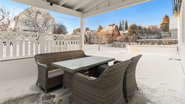 Solrik skiferbelagt uteplass på 40 kvm der deler av terrassen er ovebygget