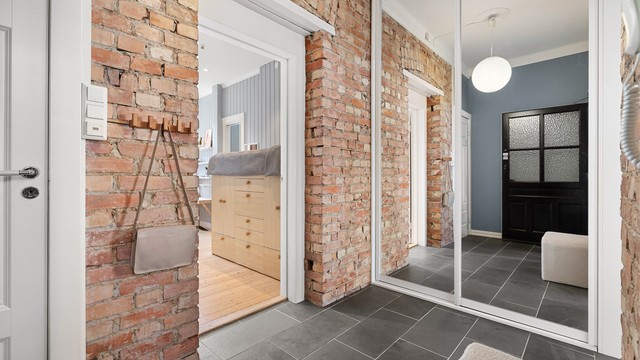 En skyvedørsgarderobe i entréen rommer varmtvannsberederen og gir samtidig praktisk oppbevaringsplass. I tillegg disponeres to kjellerboder og én loftsbod.