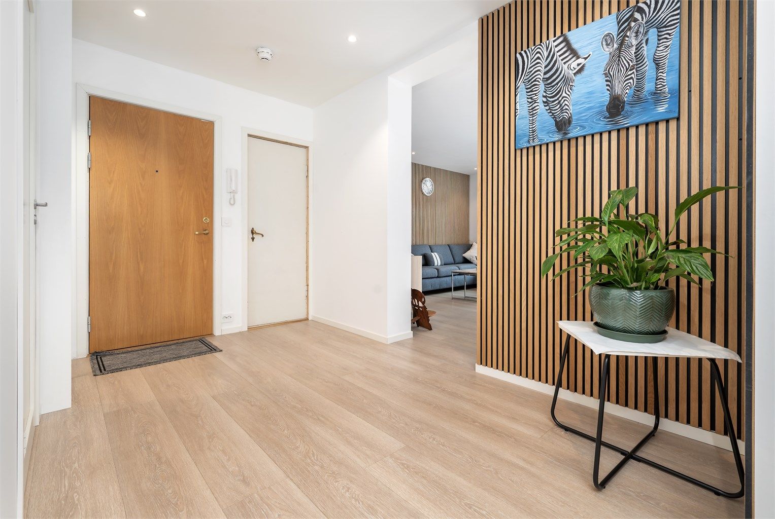 Velkommen inn i en lys entré som leder deg videre til leilighetens øvrige rom.