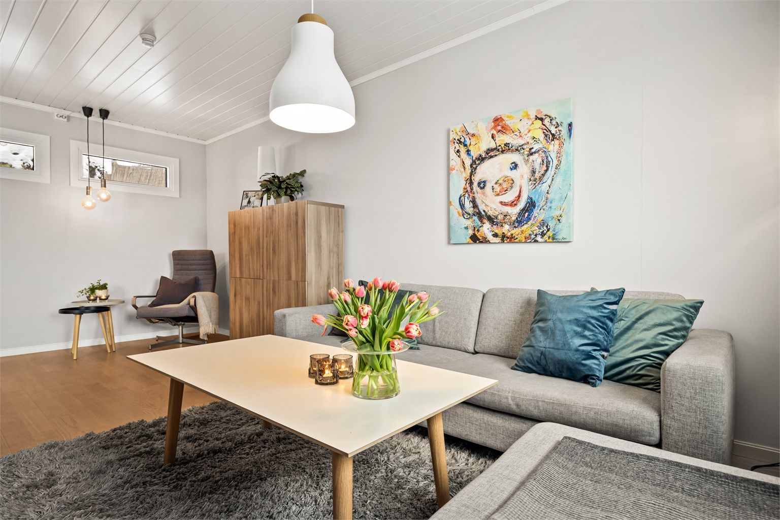 Både stuen og tv-stuen er gjennomgående som gir godt med gjennomlys