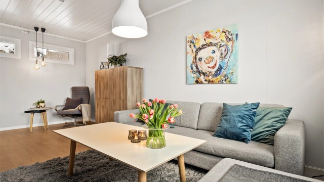 Både stuen og tv-stuen er gjennomgående som gir godt med gjennomlys