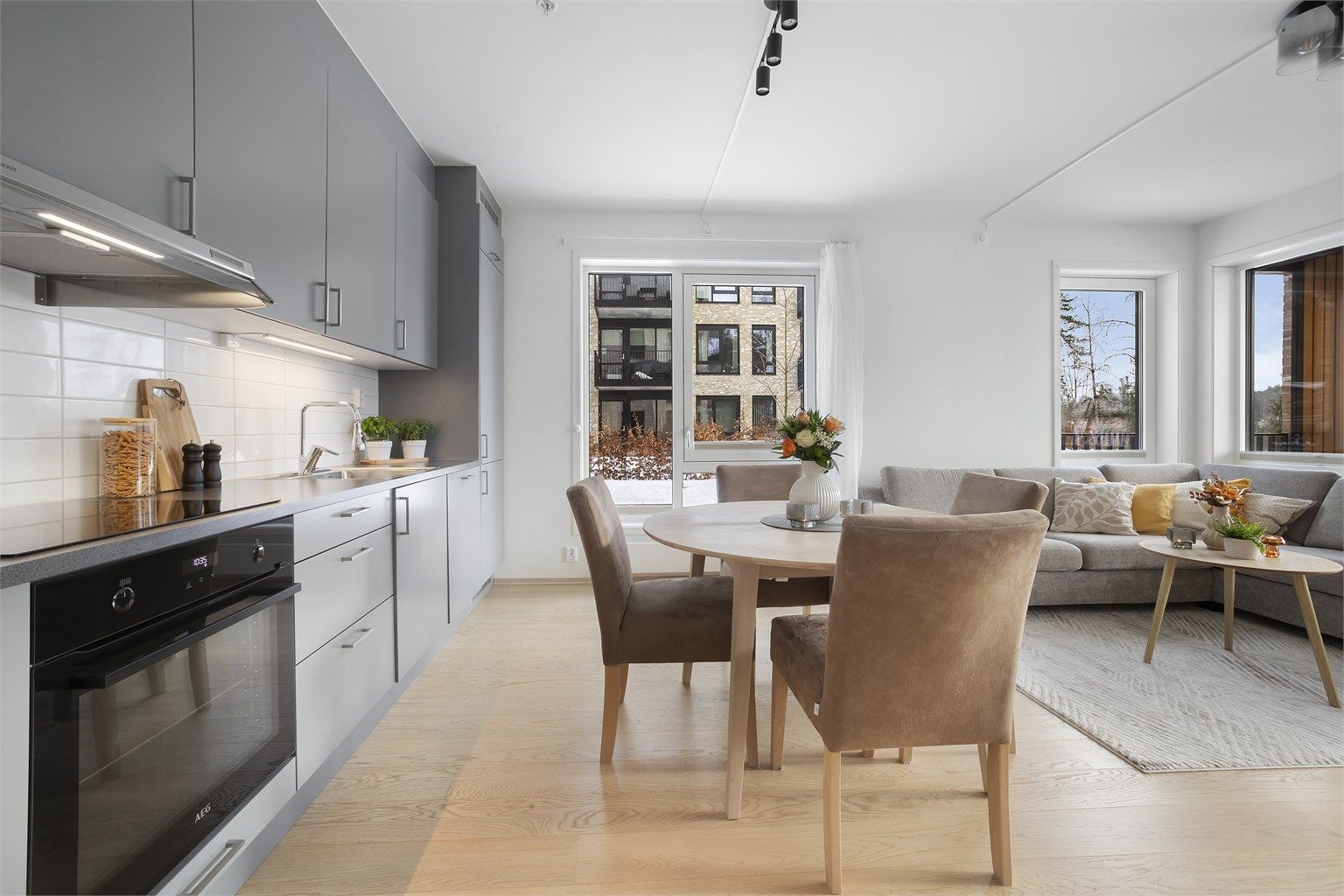 Her bor du i en nyere og moderne 3-roms endeleilighet i 1. etasje