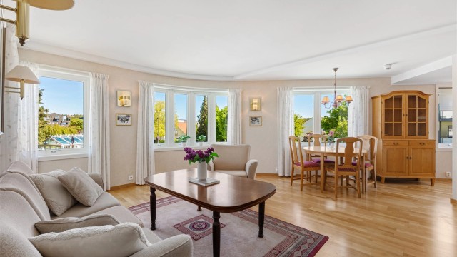 Krogsveen V/Azra Hadzic har gleden av å presentere St. Olavs vei 21 - En romslig selveierleilighet med sentral beliggenhet på Lund, to medfølgende parkeringsplasser og to terrasser. Foto: Hans Nøstdahl