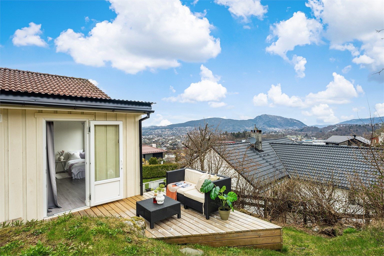 Koselig uteplass på utside av soverom 3 hvor man har morgensol