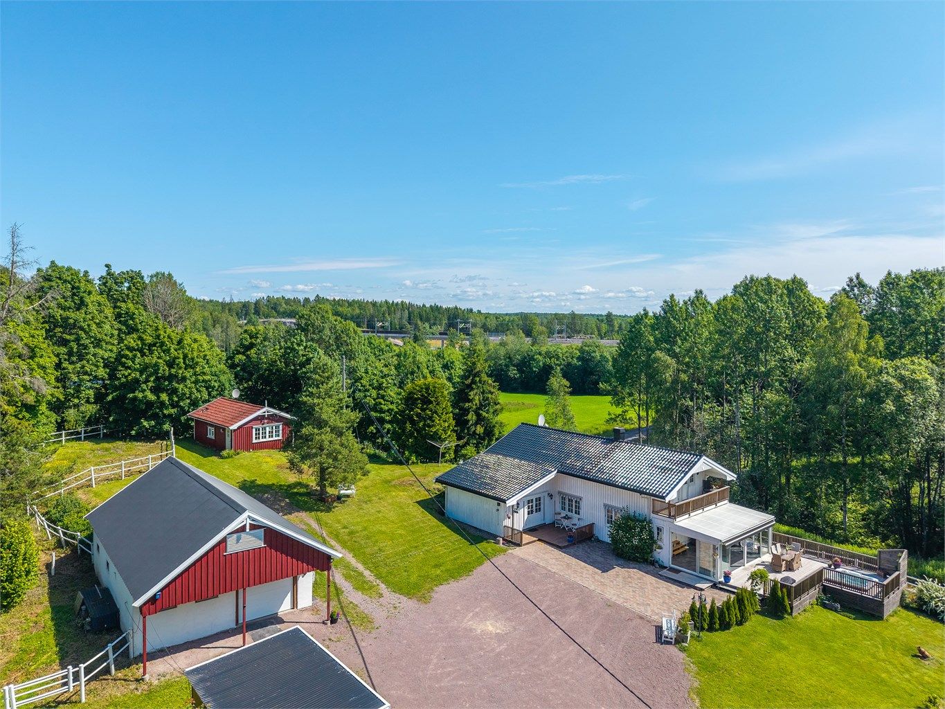 Solerødveien 265 har en solrik beliggenhet på Adal