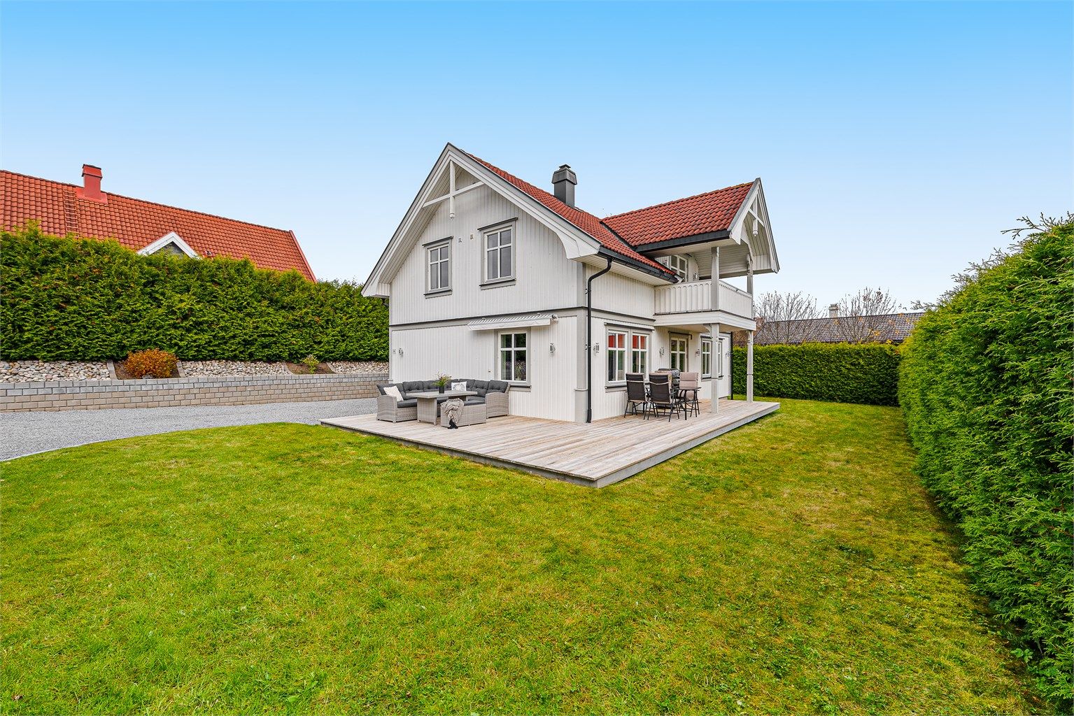 Boligen ligger innerst i blindvei og har et skjermet uteområde