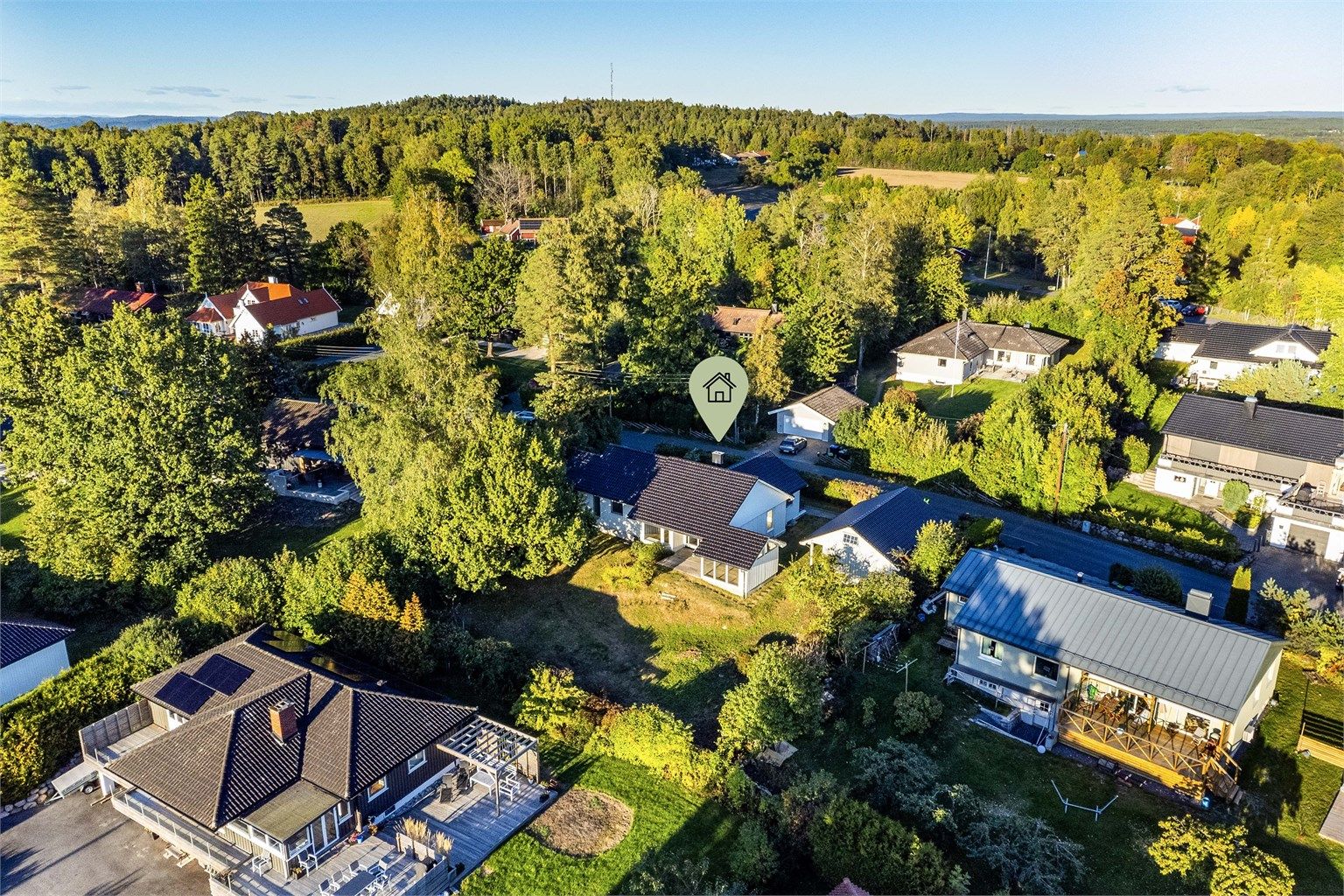 Boligen ble oppført i 1965 etter tegninger utarbeidet for akkurat denne tomten og er siden tilbygget i flere omganger.