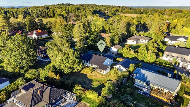 Boligen ble oppført i 1965 etter tegninger utarbeidet for akkurat denne tomten og er siden tilbygget i flere omganger.