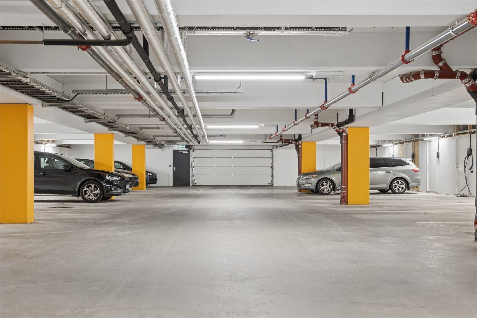Med parkeringsplass i garasjekjeller og heisadkomst rett opp til svalgang utenfor leilighetene legger til rette for en behagelig hverdag.