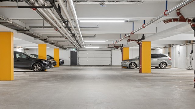 Med parkeringsplass i garasjekjeller og heisadkomst rett opp til svalgang utenfor leilighetene legger til rette for en behagelig hverdag.