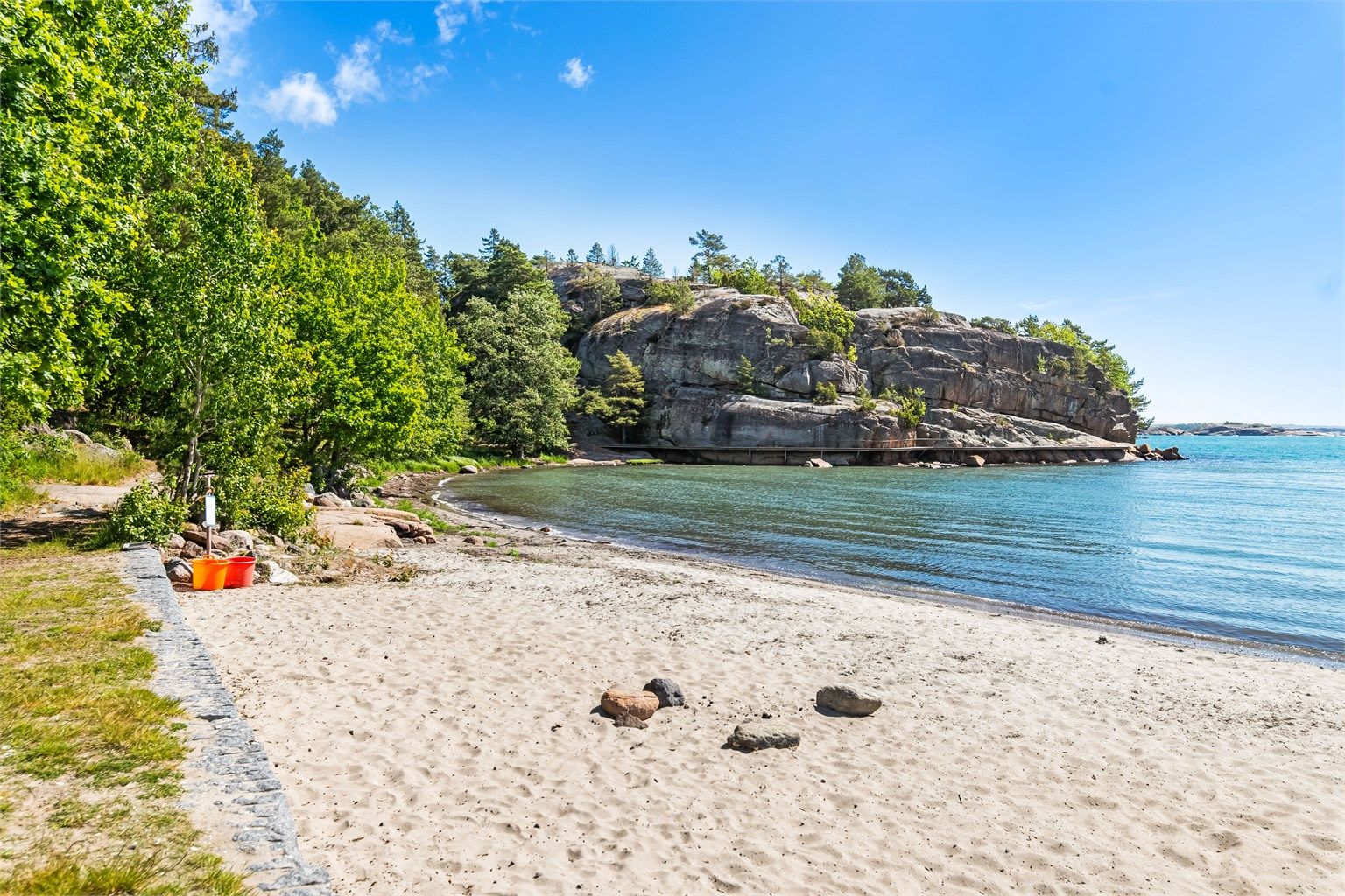 Skjellvika badestrand ligger innenfor gåavstand på 2km