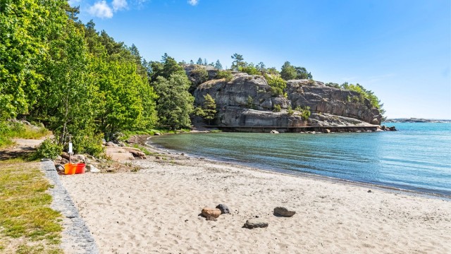 Skjellvika badestrand ligger innenfor gåavstand på 2km
