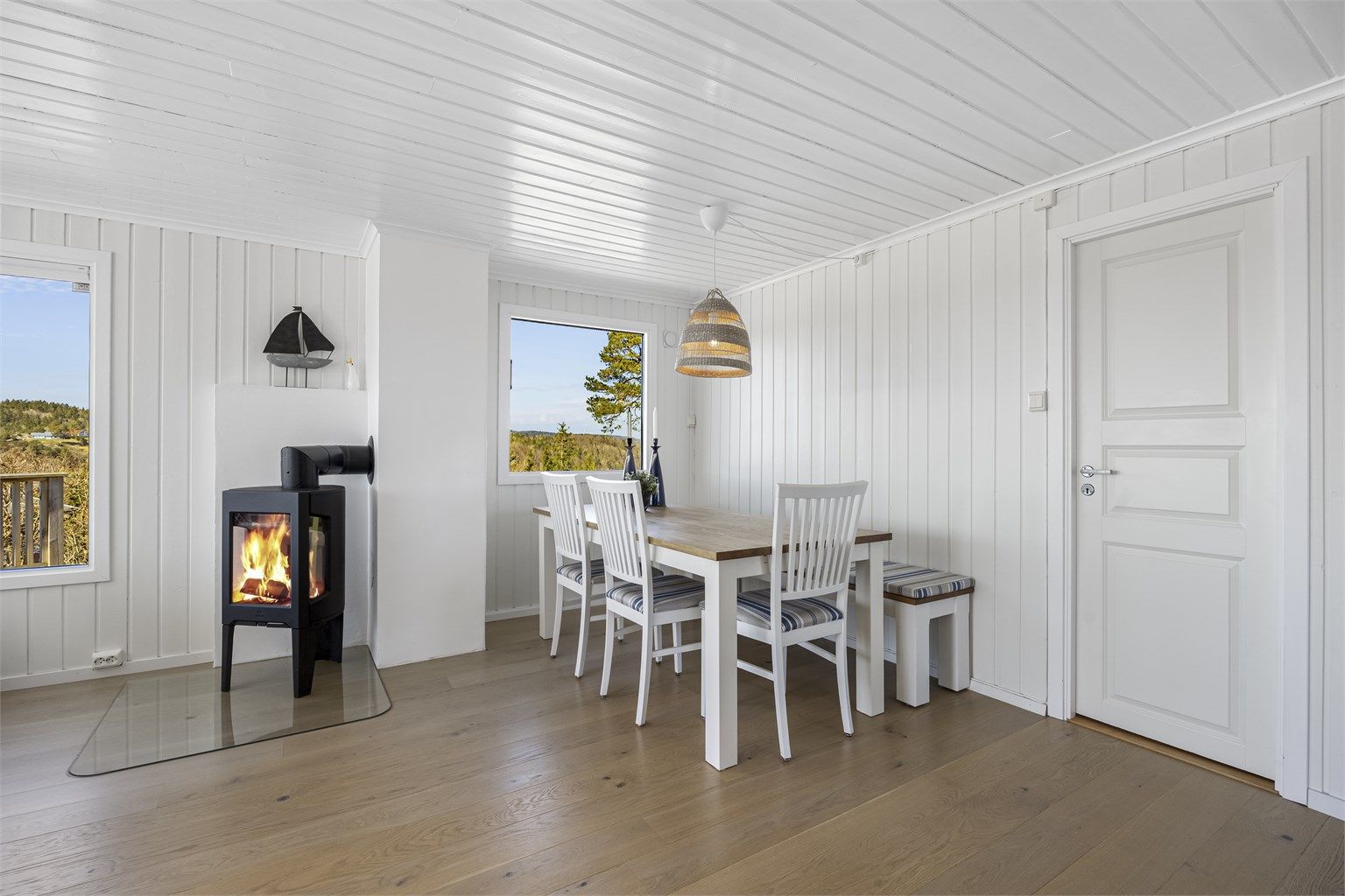 En moderne peisovn fra 2020 gir både varme og hygge på kjølige kvelder.