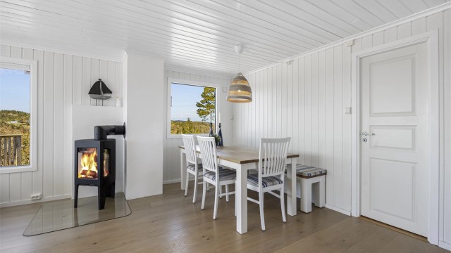 En moderne peisovn fra 2020 gir både varme og hygge på kjølige kvelder.