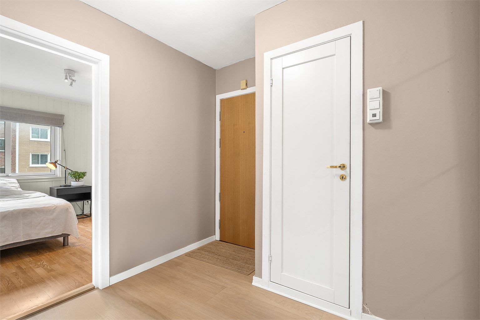 Gangen binder leilighetens rom sammen og har nye gulv som går igjen i stuen, kjøkkenet og hovedsoverommet.