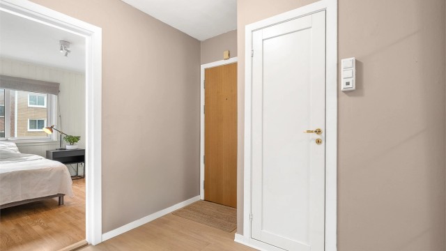 Gangen binder leilighetens rom sammen og har nye gulv som går igjen i stuen, kjøkkenet og hovedsoverommet.