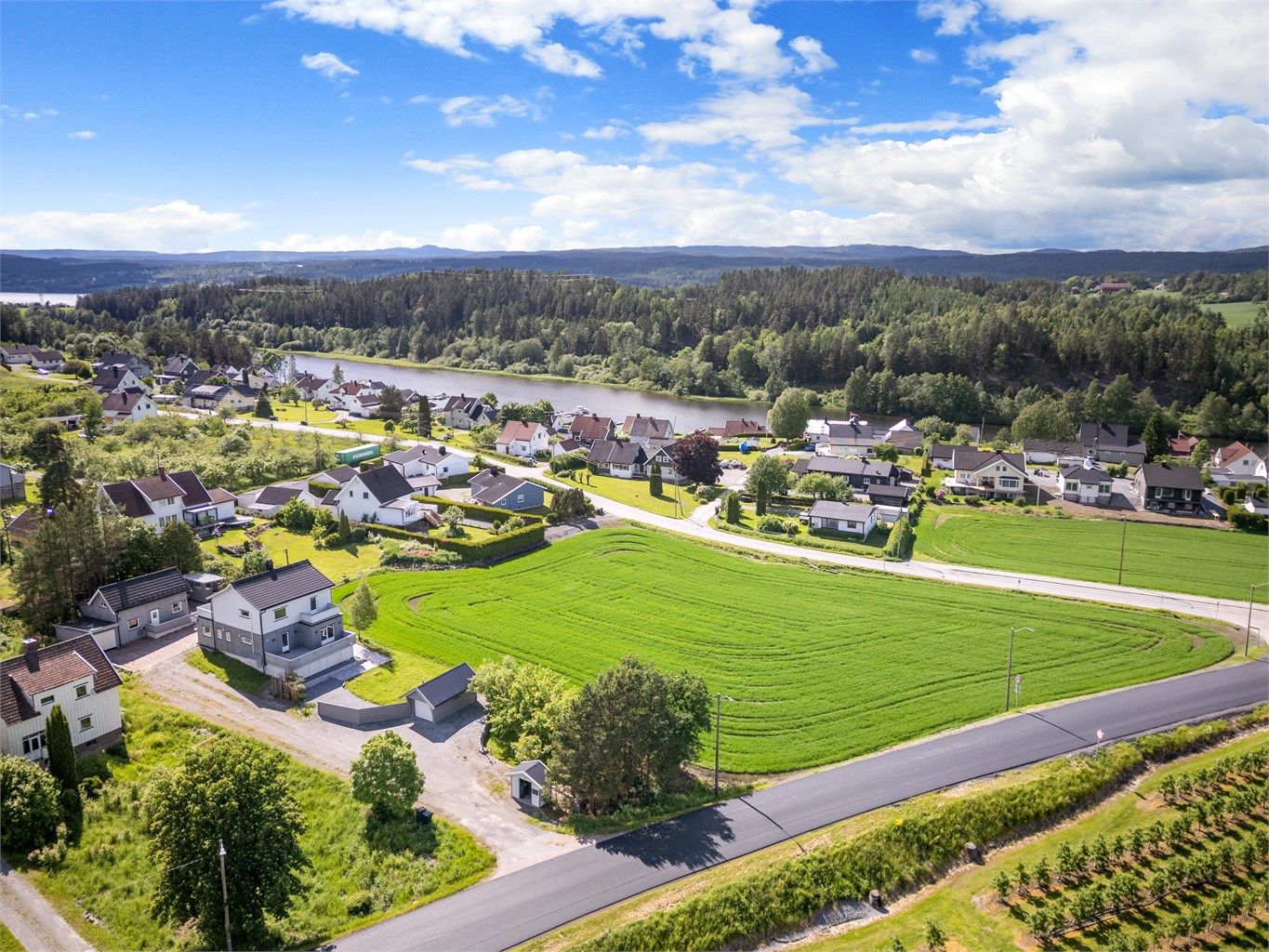 Parkering i frittstående garasje og garasje i tilknytning til uthuset. Ellers plass til parkering på egen gårdsplassen.