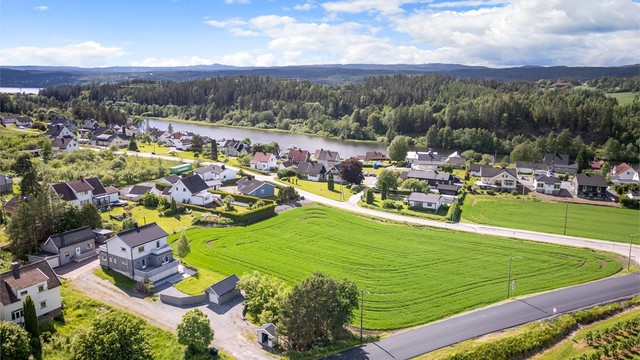 Parkering i frittstående garasje og garasje i tilknytning til uthuset. Ellers plass til parkering på egen gårdsplassen.