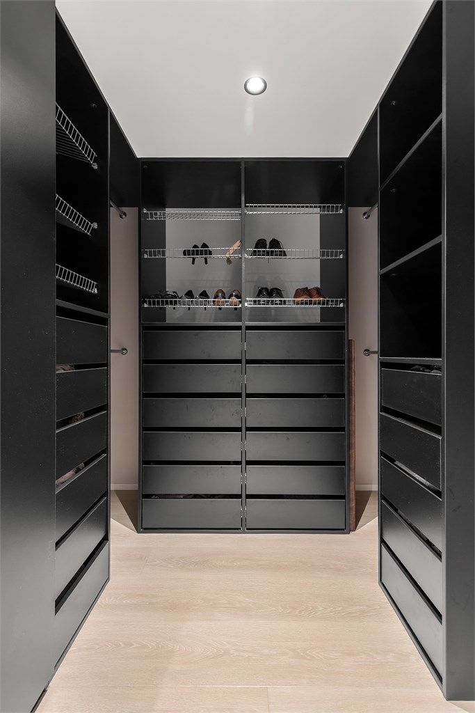 Walk-in closet med god plass til oppbevaring