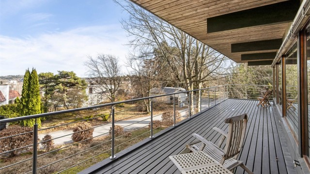 Utsikt fra terrassen mot den rolige blindveien.