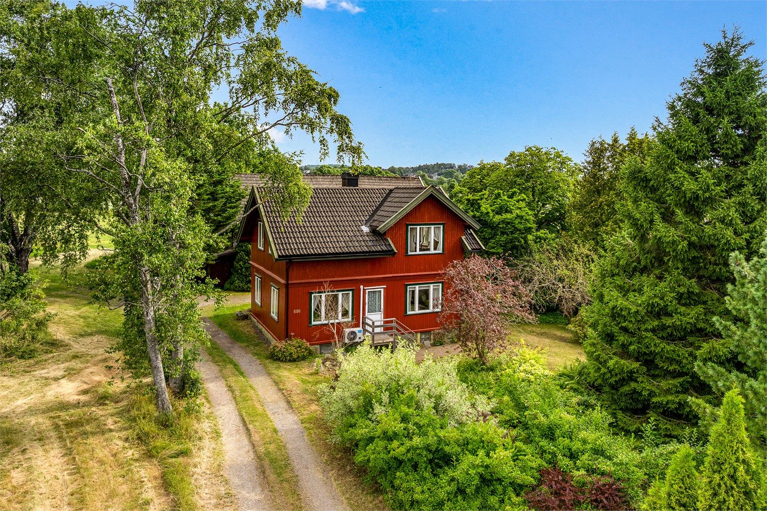 Boligen fremstår som et oppussingsobjekt med spennende muligheter.