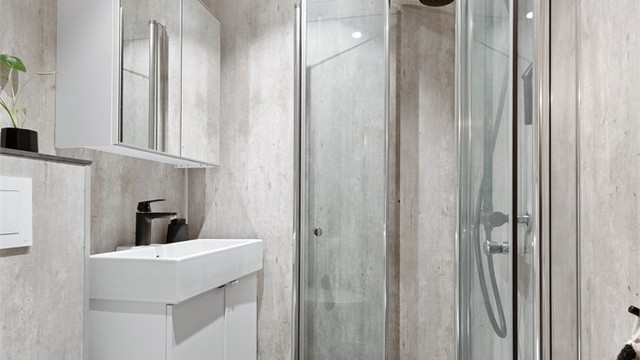 Delikat bad med varmekabler i gulv.