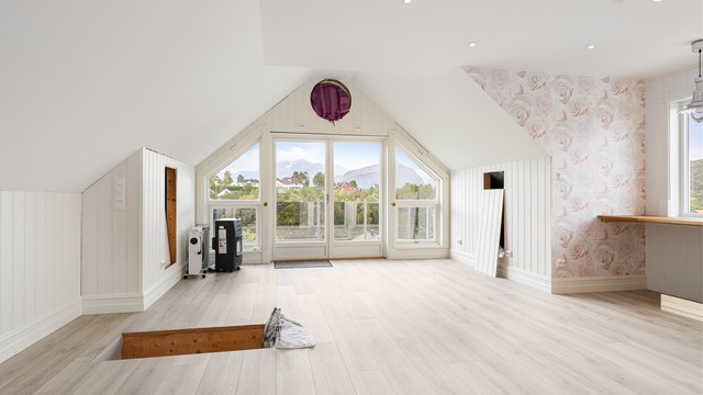 Rom på loft i garasje
(ikke godkjent som oppholdsrom - bod på tegninger)