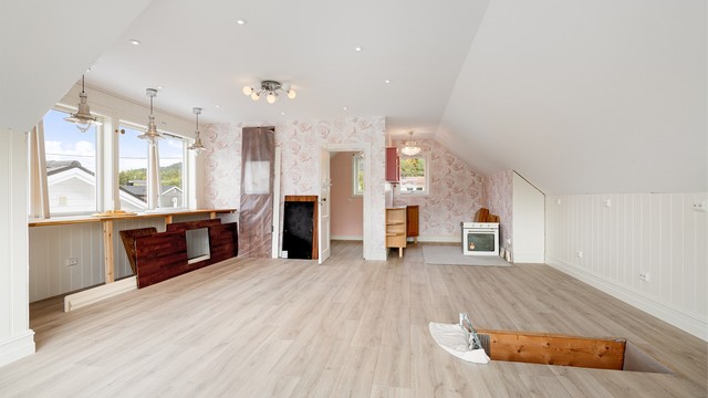 Rom på loft i garasje
(ikke godkjent som oppholdsrom - bod på tegninger)