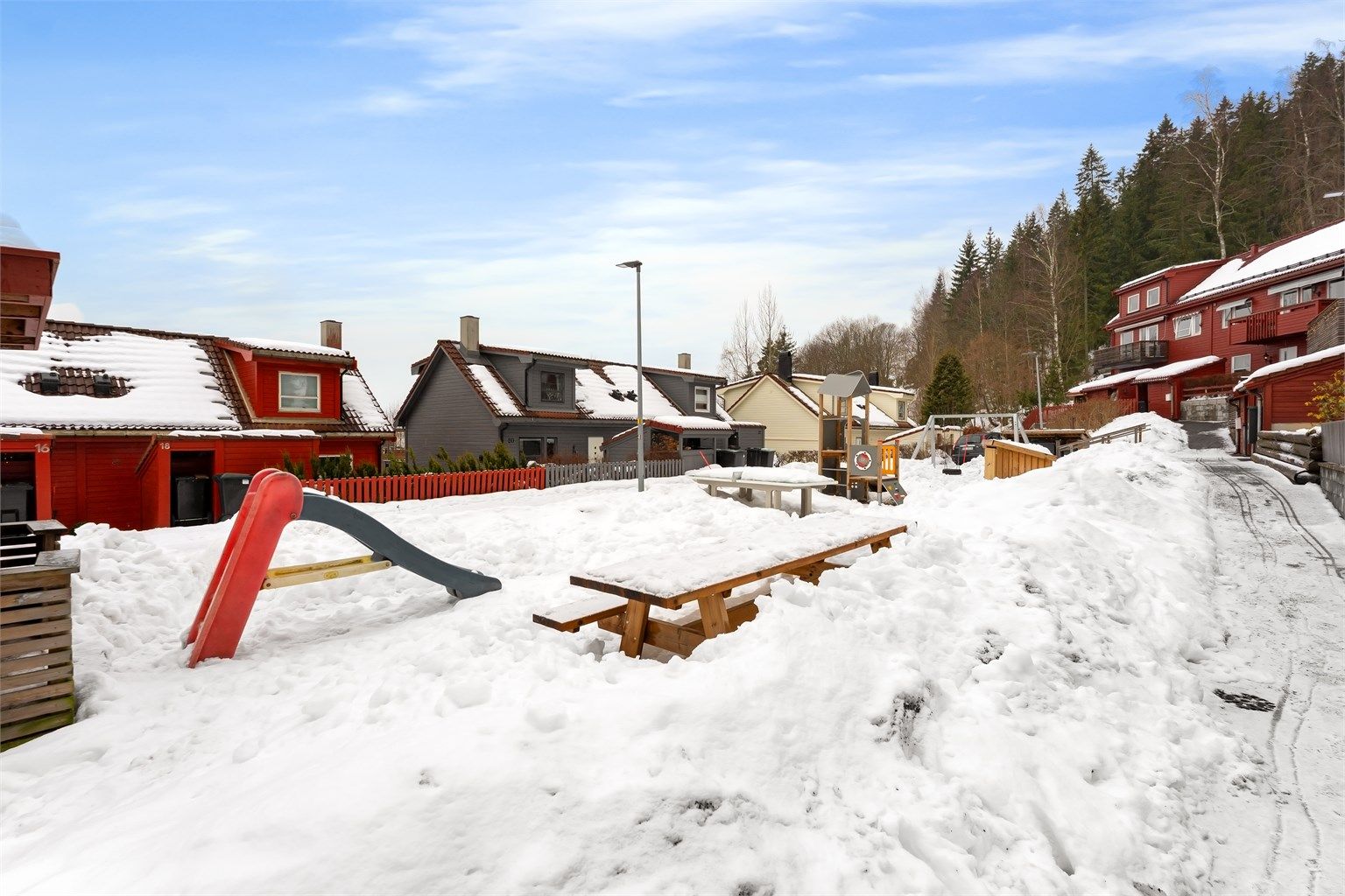 Boligen ligger i et barnevennlig og rolig område med mange barnefamilier