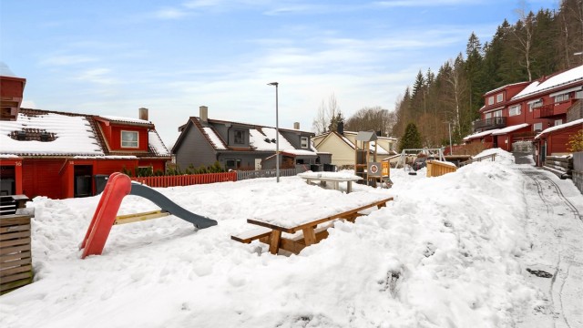 Boligen ligger i et barnevennlig og rolig område med mange barnefamilier
