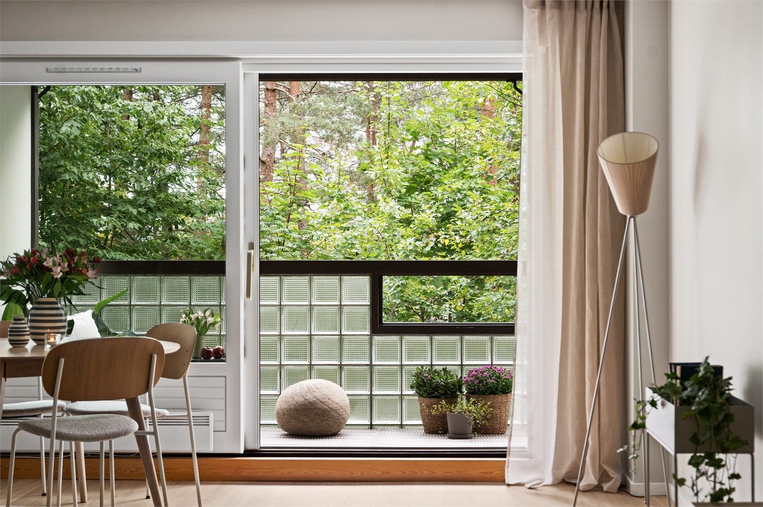 Fra stuen er det adkomst ut til leilighetens romslige balkong. 