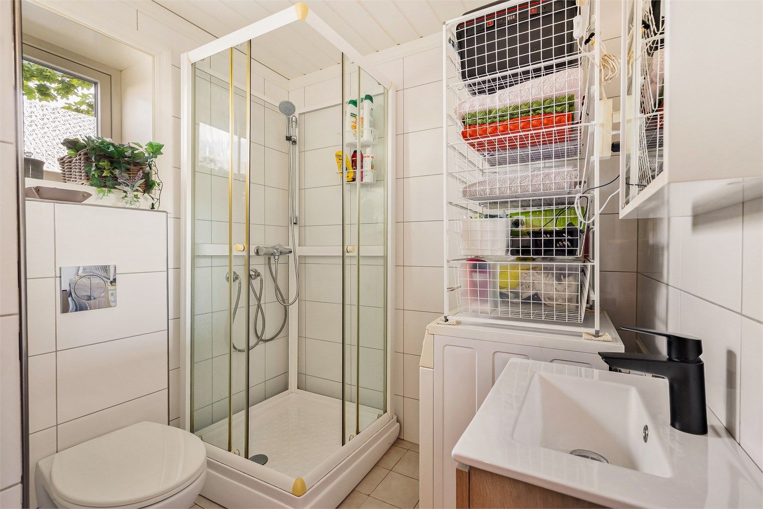 Badet i leiligheten har elektriske varmekabler og opplegg for vaskemaskin.