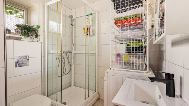Badet i leiligheten har elektriske varmekabler og opplegg for vaskemaskin.