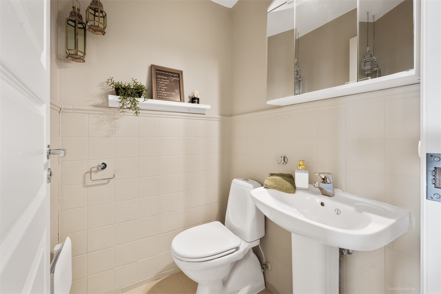Leiligheten har et praktisk, separat toalettrom i tillegg til hovedbadet.