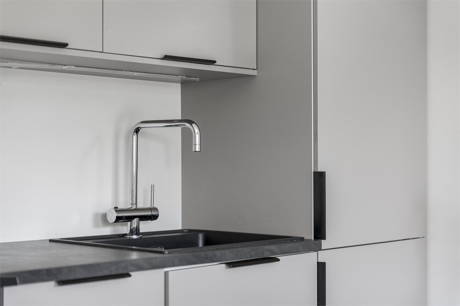 Kjøkkenventilator med kullfilter og installert vannstoppsystem.